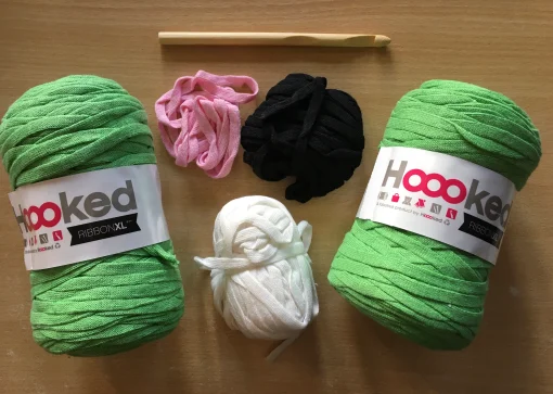 Hoooked Crochet Kit - Frog Lizzy - Green - Image 2